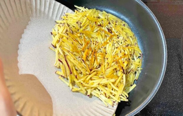 『サツマイモのガレット』を作る写真（撮影：エニママ）