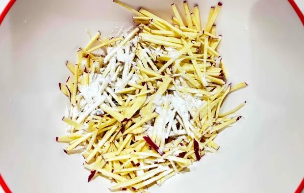 『サツマイモのガレット』を作る写真（撮影：エニママ）