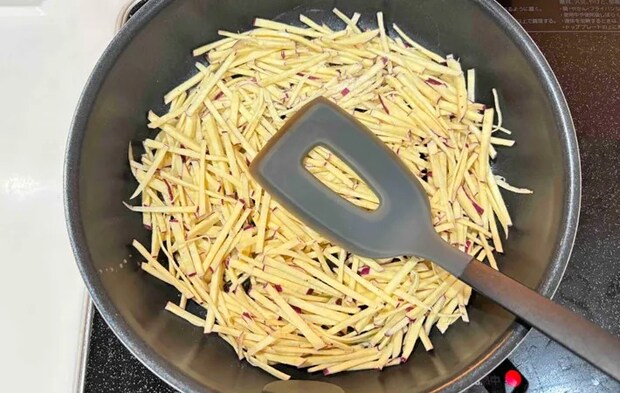 『サツマイモのガレット』を作る写真（撮影：エニママ）