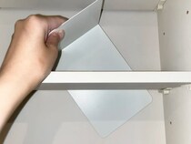 洗面所の棚にブックエンドを差し込むと…？　意外な活用術3選【100均アイテム】