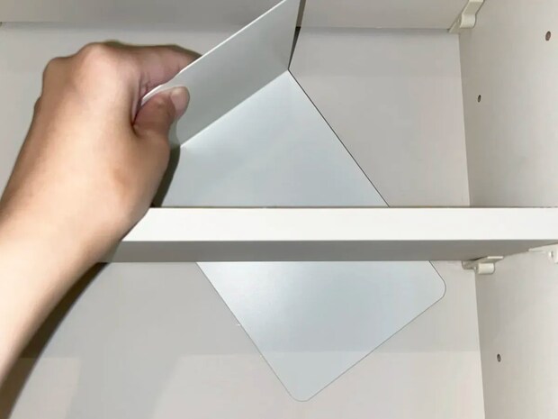 洗面所の棚にブックエンドを差し込むと…？　意外な活用術3選【100均アイテム】