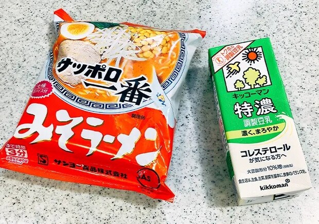 『サッポロ一番 味噌らーめん』と豆乳（撮影：grape編集部）