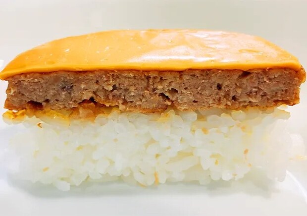 チーズハンバーグ寿司（撮影：grape編集部）