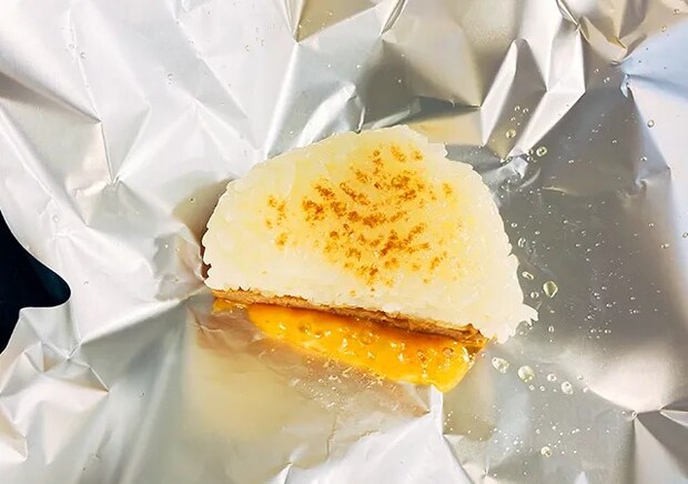 チーズハンバーグ寿司（撮影：grape編集部）