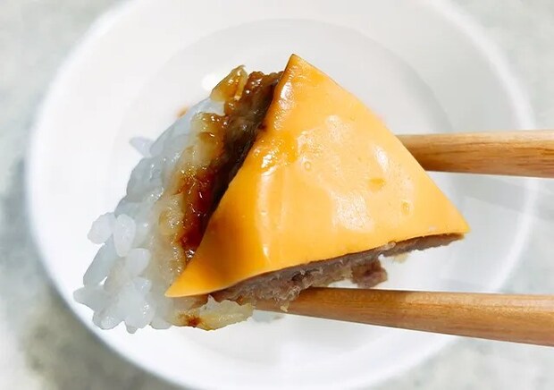 チーズハンバーグ寿司（撮影：grape編集部）