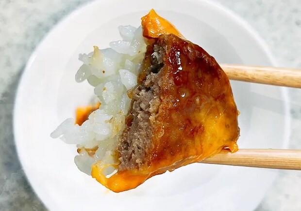 チーズハンバーグ寿司（撮影：grape編集部）