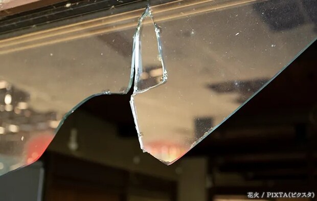 窓ガラスが割れた写真