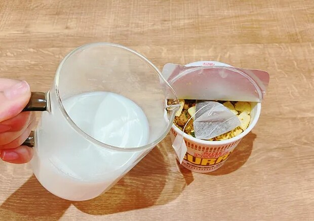 ティーバッグと牛乳、カップ麺（撮影：grape編集部）