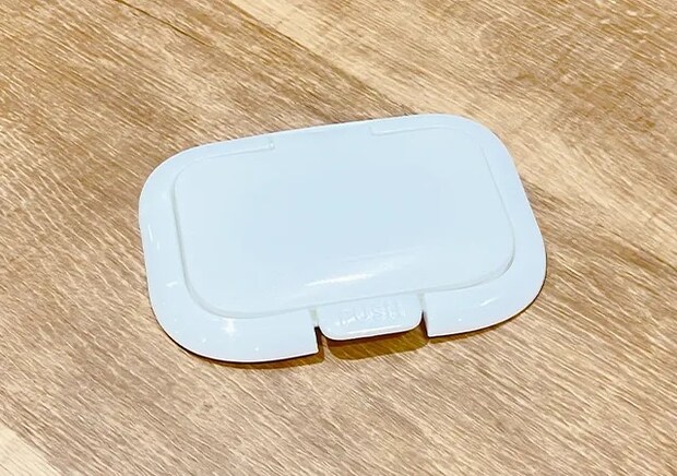 ウエットティッシュの蓋（撮影：grape編集部）