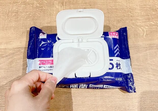 ウエットティッシュと蓋（撮影：grape編集部）