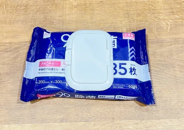 ウエットティッシュと蓋（撮影：grape編集部）
