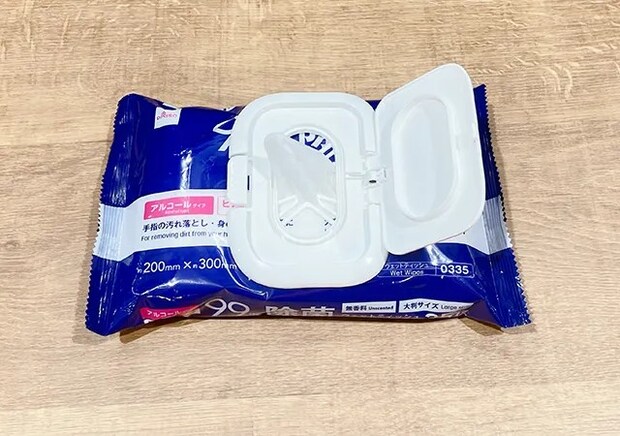 ウエットティッシュと蓋（撮影：grape編集部）