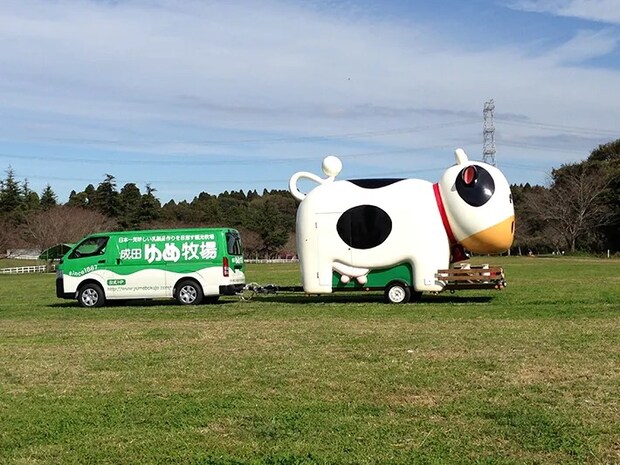 牛型キッチンカーの写真（提供：成田ゆめ牧場）