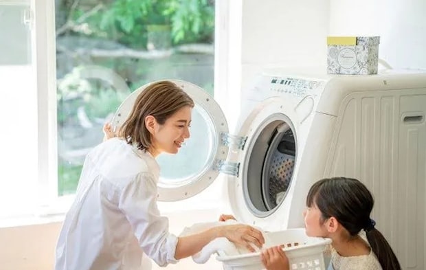 洗濯をする女性と子供の写真（撮影：Heulie）