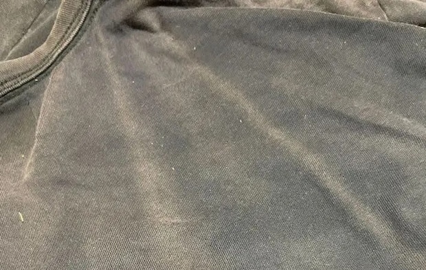 白変色した黒い服の写真（撮影：Heulie）