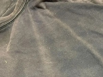 黒い服、すぐに捨てなくて済む！　色あせを防ぐ“3つのコツ”【洗濯のプロ解説】