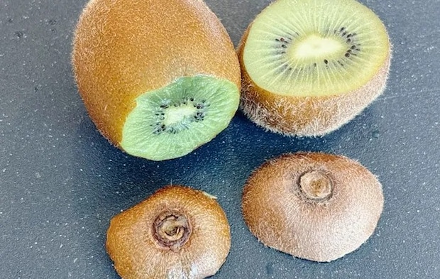 キウイフルーツを切った写真（撮影：キジカク）