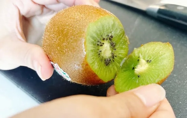 キウイフルーツを切った写真（撮影：キジカク）