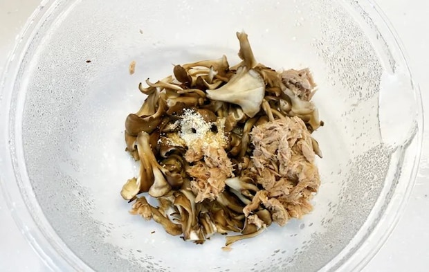 『やみつき！無限まいたけ』を作る写真（撮影：エニママ）