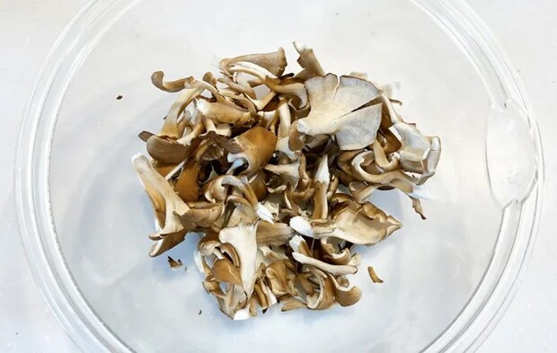 『やみつき！無限まいたけ』を作る写真（撮影：エニママ）