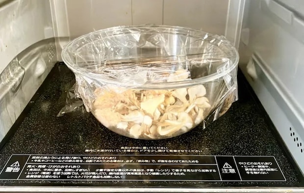 『やみつき！無限まいたけ』を作る写真（撮影：エニママ）