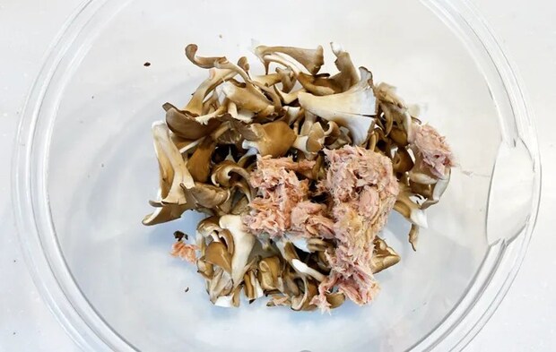 『やみつき！無限まいたけ』を作る写真（撮影：エニママ）