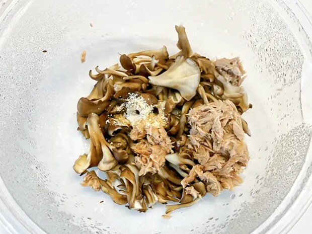 マイタケとツナ缶を混ぜて…？　味付けに「箸が止まらん」【レンチンレシピ】