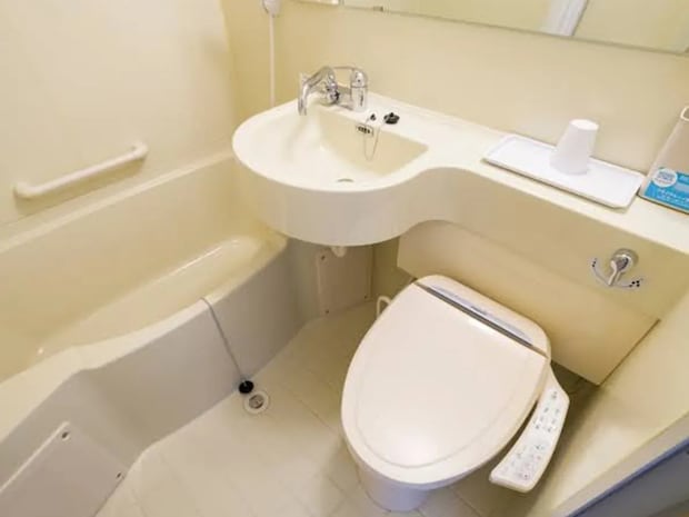 ホテルのユニットバス　体を洗う時、シャワーカーテンは中？外？【有名ホテルに聞いた】