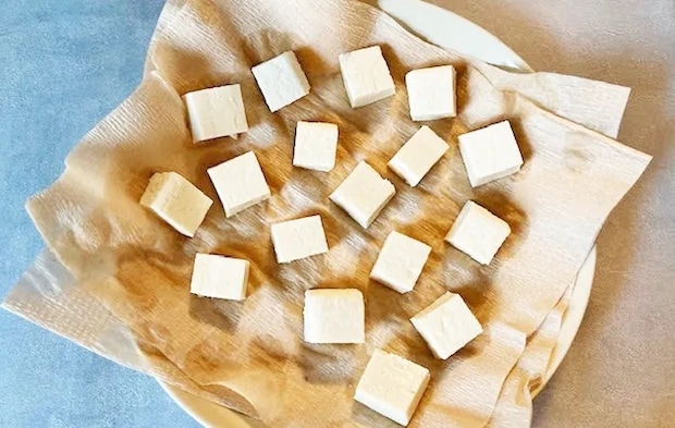 『レンジで豆腐の水切り』をする写真（撮影：エニママ）