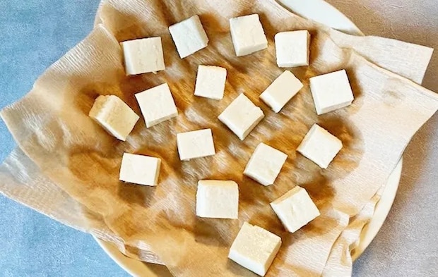 『レンジで豆腐の水切り』をする写真（撮影：エニママ）