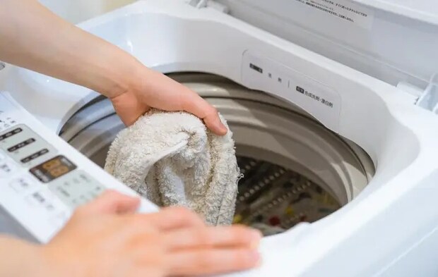 洗濯機からタオルを取り出している様子