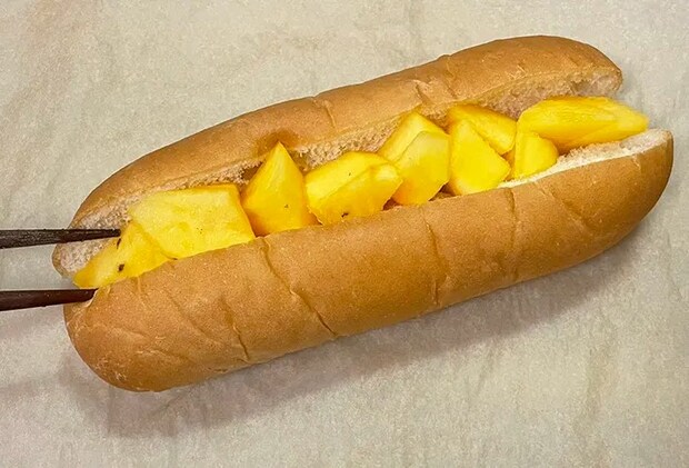 コッペパンに柿を挟む写真（撮影：grape編集部）