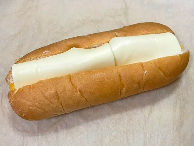 コッペパンにチーズを挟む写真（撮影：grape編集部）