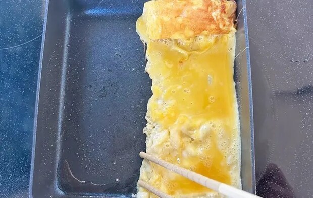 玉子焼きを作る写真（撮影：エニママ）