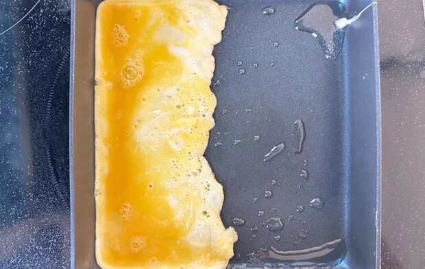 玉子焼きを作る写真（撮影：エニママ）