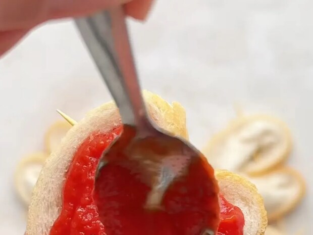 食パンを斜めに切って…？　『かわいすぎるピザ』の完成に「子供と一緒に作ったら楽しそう！」