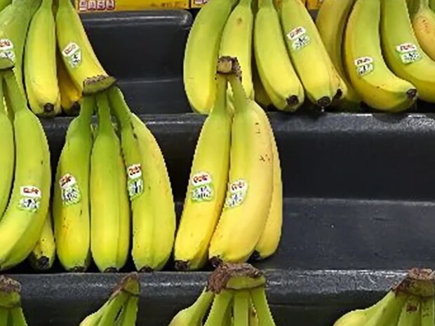 「え、それっていいの！？」　スーパーに並んだバナナを手に取った買い物客が、次の瞬間…？