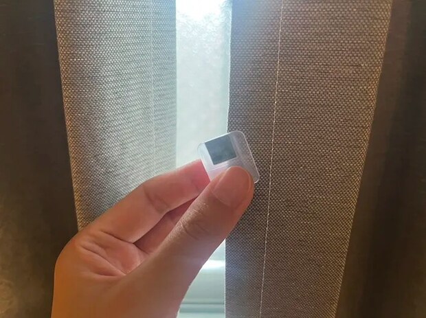 ダイソー『カーテン隙間防止クリップ（厚手カーテン用）』の写真（撮影：grape編集部）