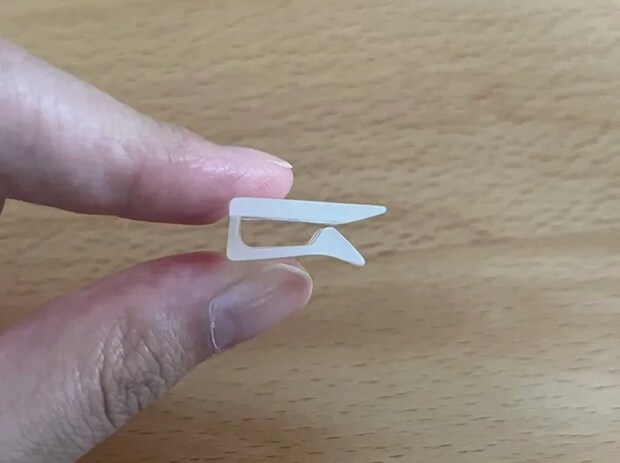 ダイソー『カーテン隙間防止クリップ（厚手カーテン用）』の写真（撮影：grape編集部）