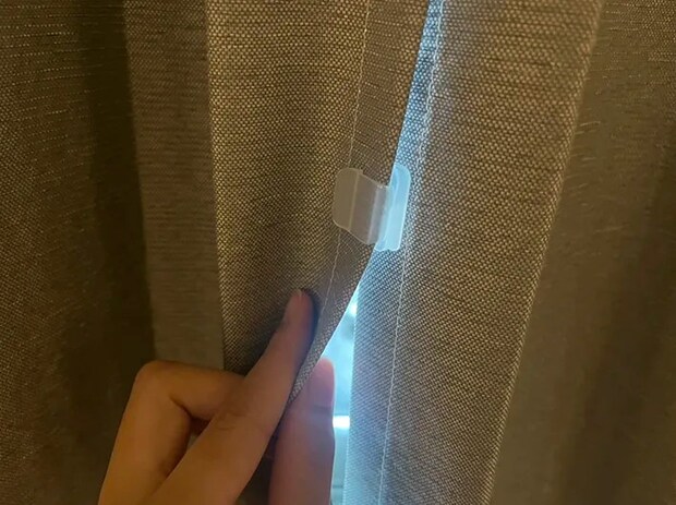 ダイソー『カーテン隙間防止クリップ（厚手カーテン用）』の写真（撮影：grape編集部）