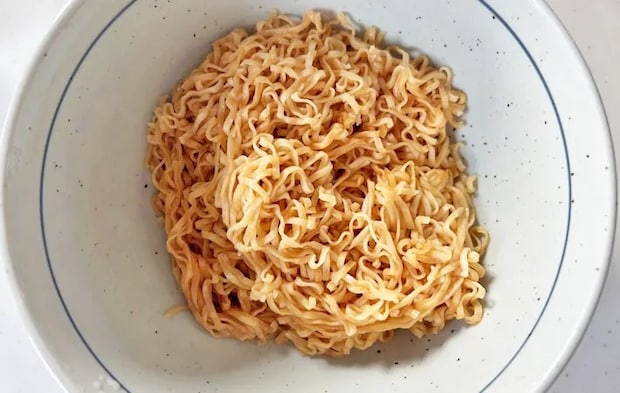 『油そば　チキぽん』を作る写真（撮影：エニママ）