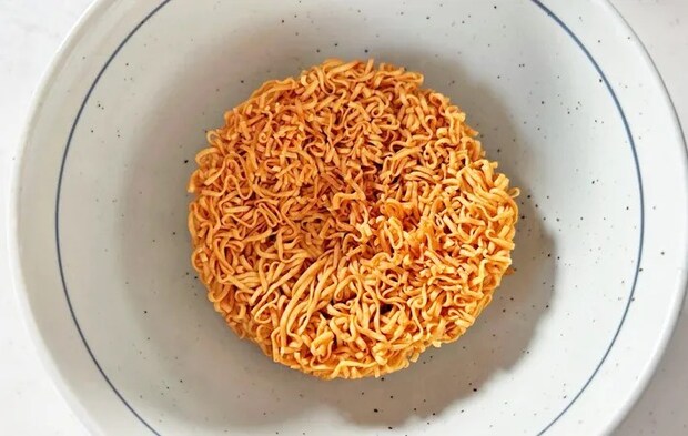 『油そば　チキぽん』を作る写真（撮影：エニママ）