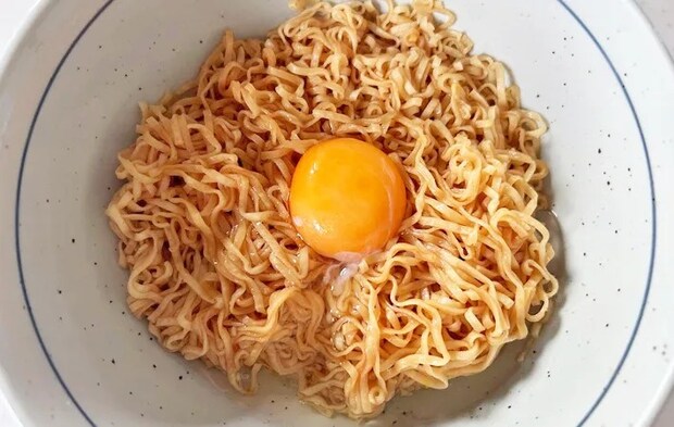 『油そば　チキぽん』を作る写真（撮影：エニママ）