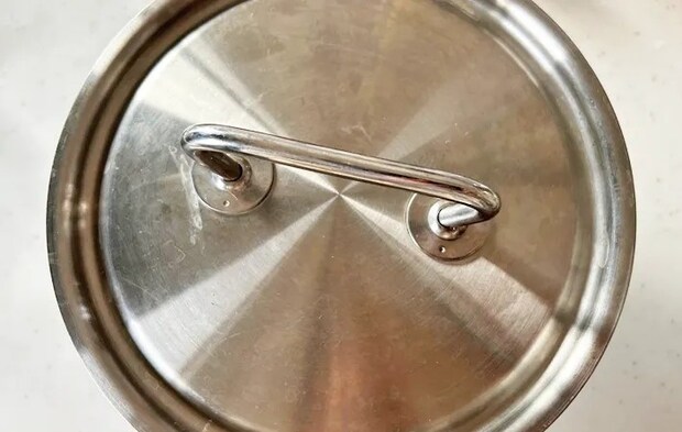 『油そば　チキぽん』を作る写真（撮影：エニママ）