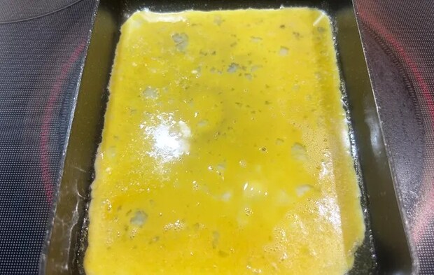 『オムライス風の玉子焼き』を作る写真（撮影：エニママ）