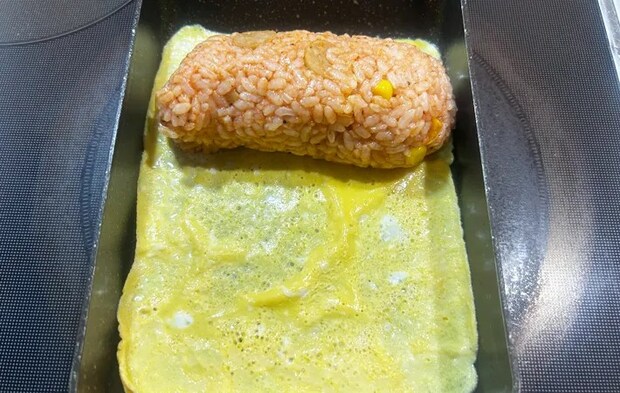 『オムライス風の玉子焼き』を作る写真（撮影：エニママ）