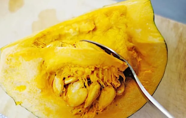 『焼いてのせるだけかぼちゃアイス』を作る写真（撮影：エニママ）