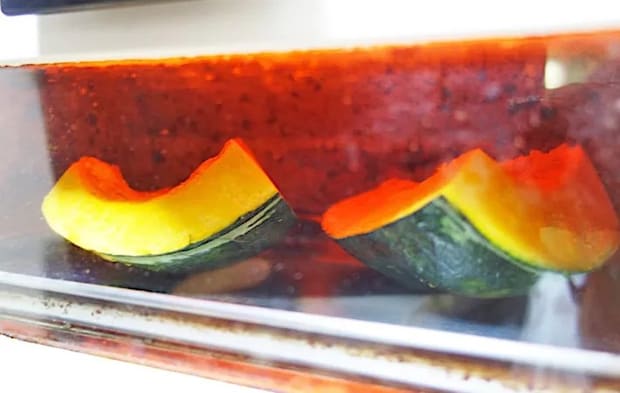 『焼いてのせるだけかぼちゃアイス』を作る写真（撮影：エニママ）