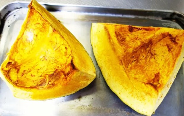 『焼いてのせるだけかぼちゃアイス』を作る写真（撮影：エニママ）