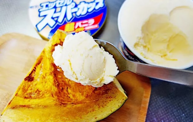 『焼いてのせるだけかぼちゃアイス』を作る写真（撮影：エニママ）